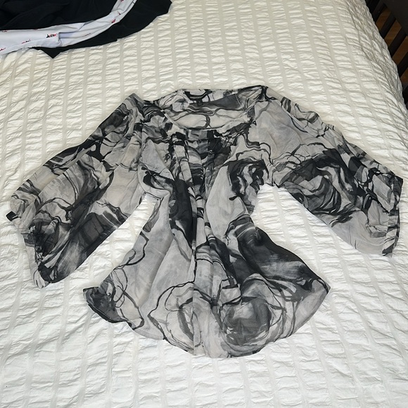 100 % Silk Vntg Black and white abstract Express brand blouse - Picture 2 of 5